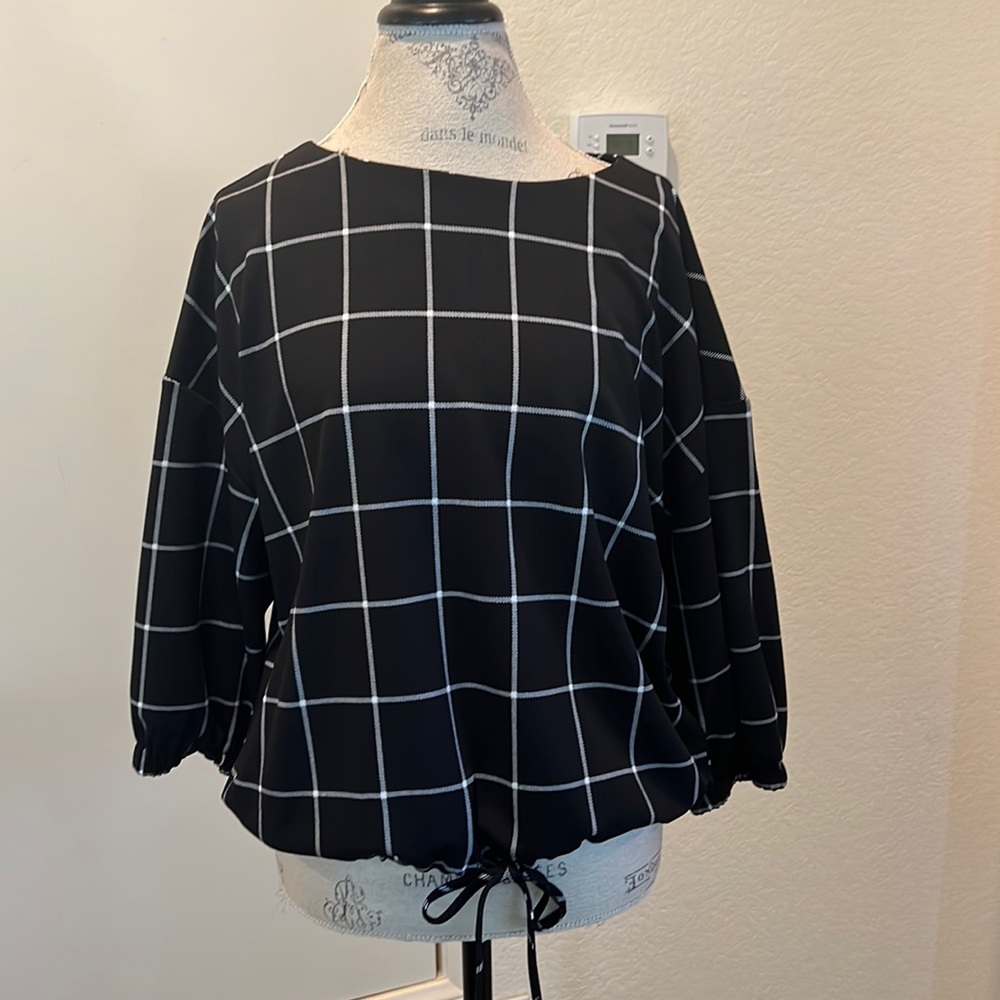 Melloday size L black and white blouse with 3/4 sleeves and drawstring detail